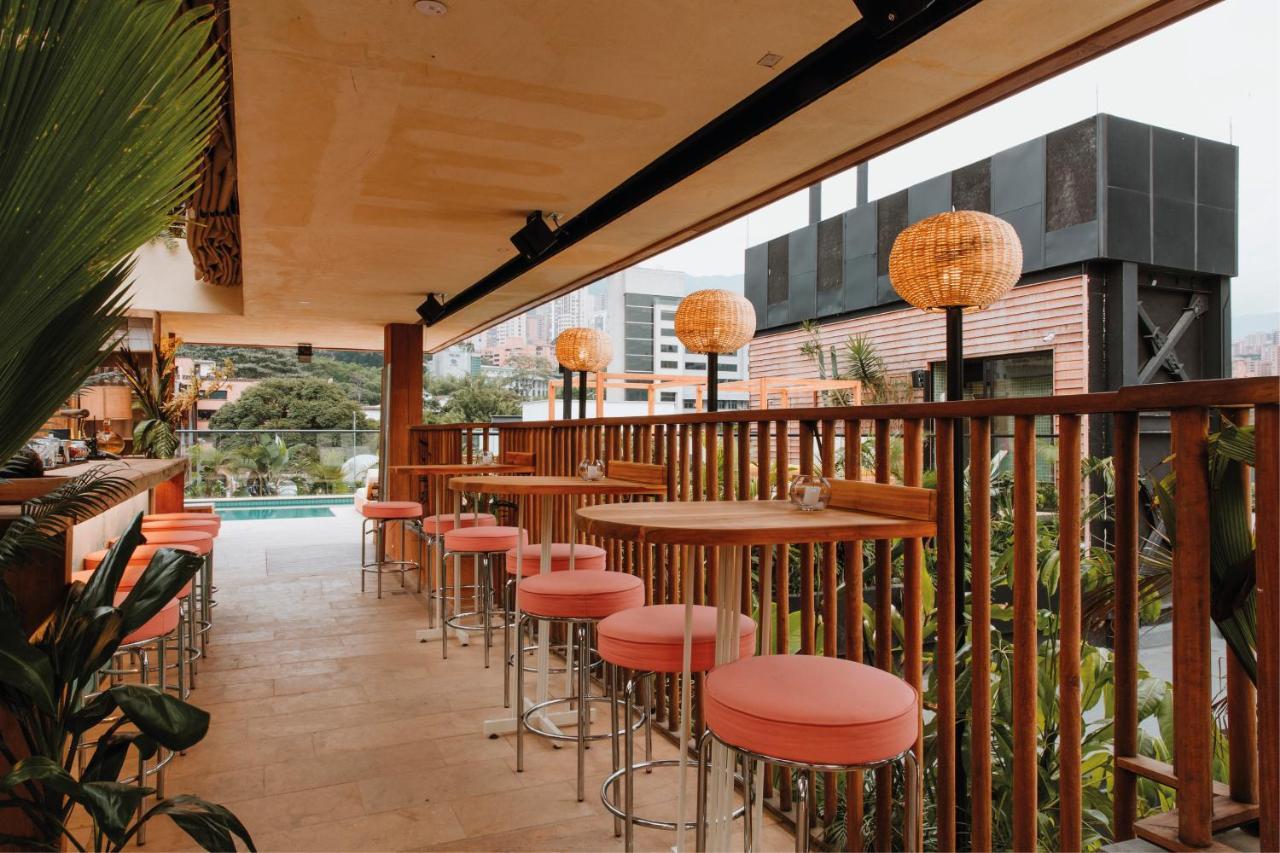 The Click Clack Hotel Medellín Eksteriør billede The bar at the top of the hotel