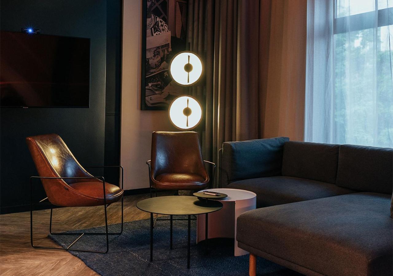 The Click Clack Hotel Medellín Eksteriør billede A floor lamp