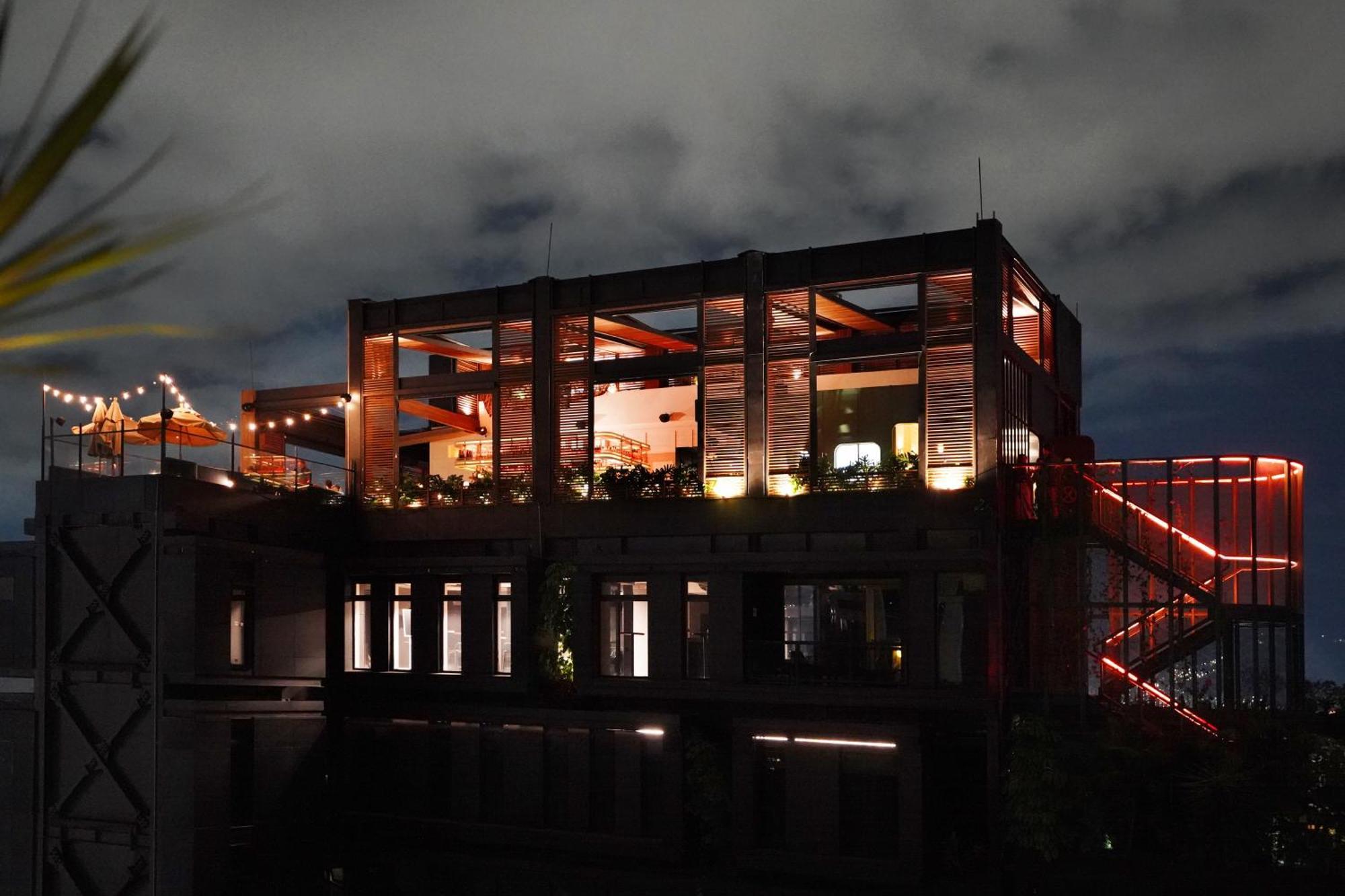 The Click Clack Hotel Medellín Eksteriør billede The Sky Bar at the top of the building