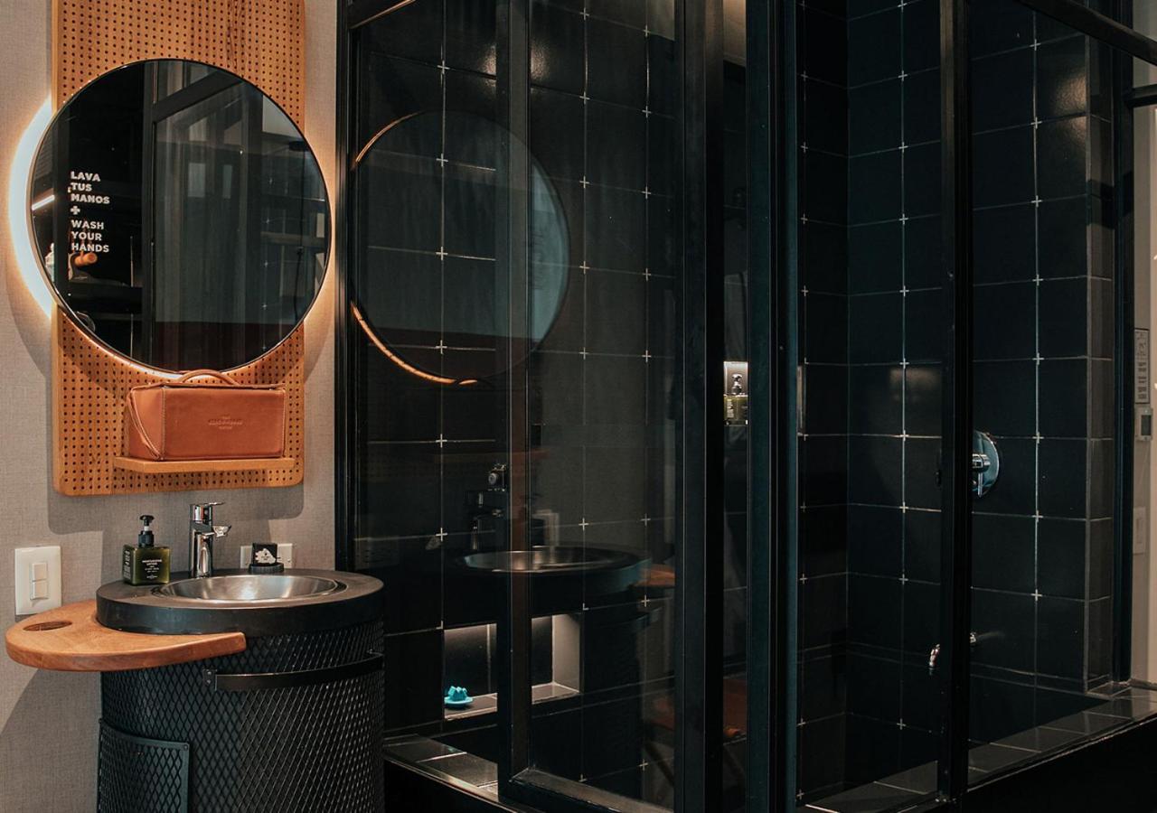 The Click Clack Hotel Medellín Eksteriør billede Bathroom at the Standard East Village