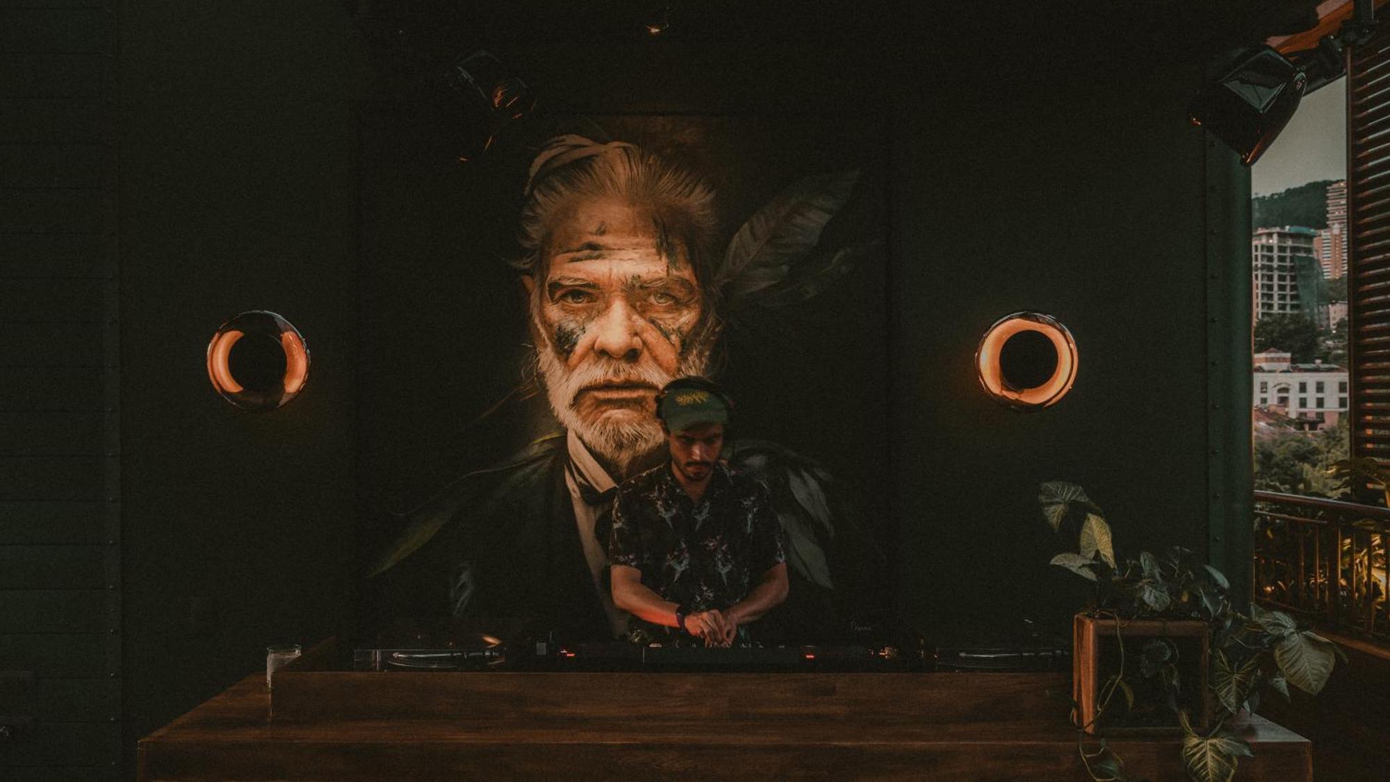 The Click Clack Hotel Medellín Eksteriør billede The 1970s saw the rise of the New Hollywood, with films such as The Godfather (pictured) and The French Connection.