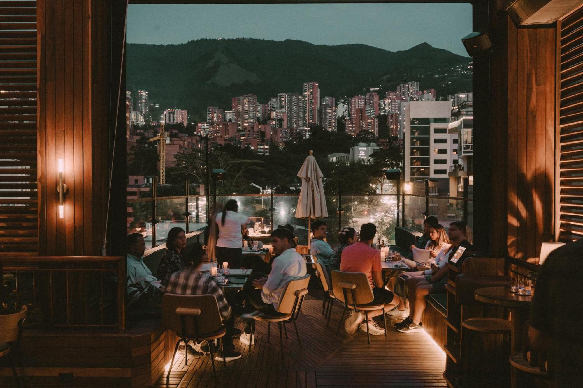 The Click Clack Hotel Medellín Eksteriør billede View from the rooftop bar