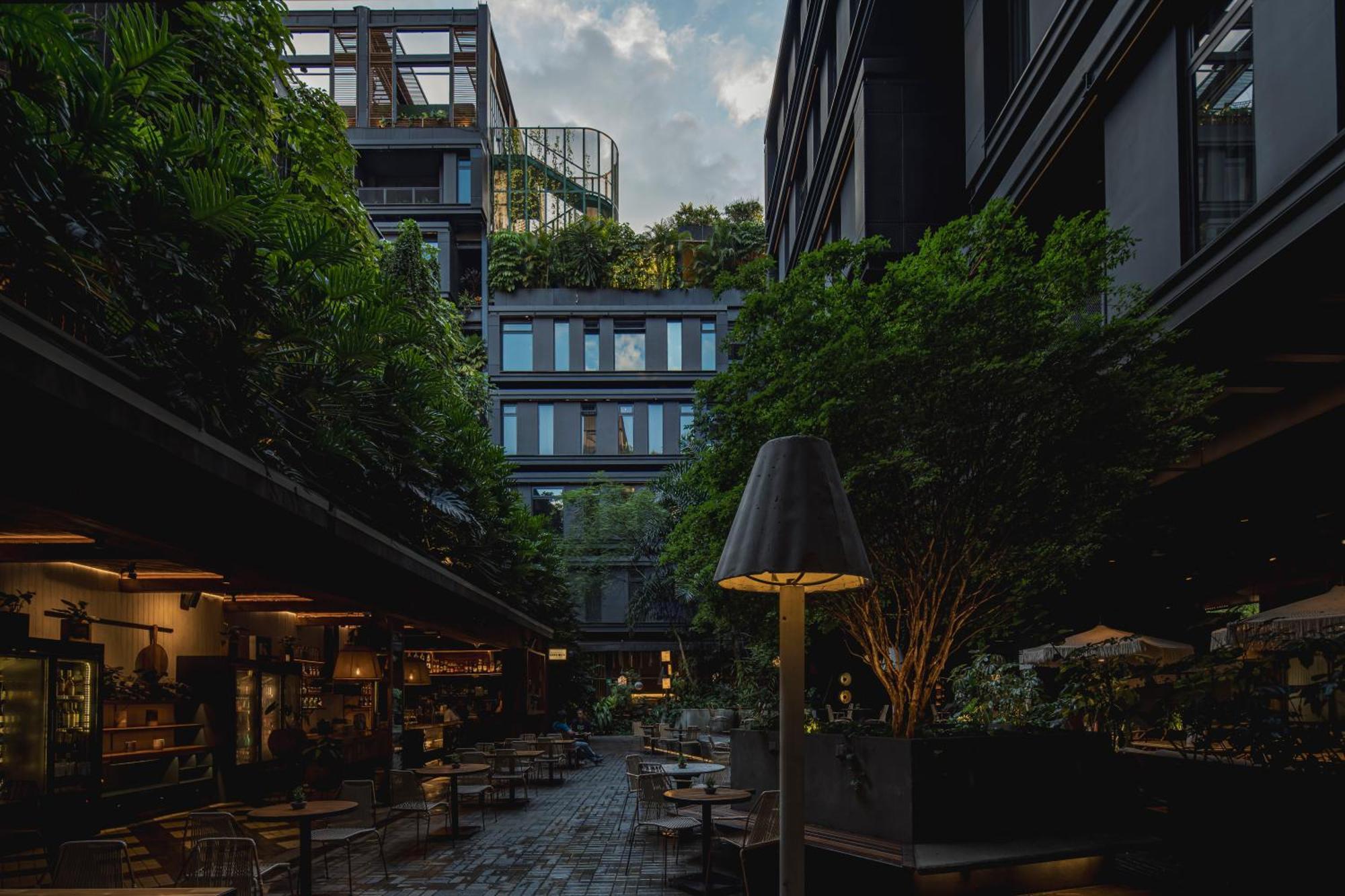 The Click Clack Hotel Medellín Eksteriør billede The courtyard of the hotel