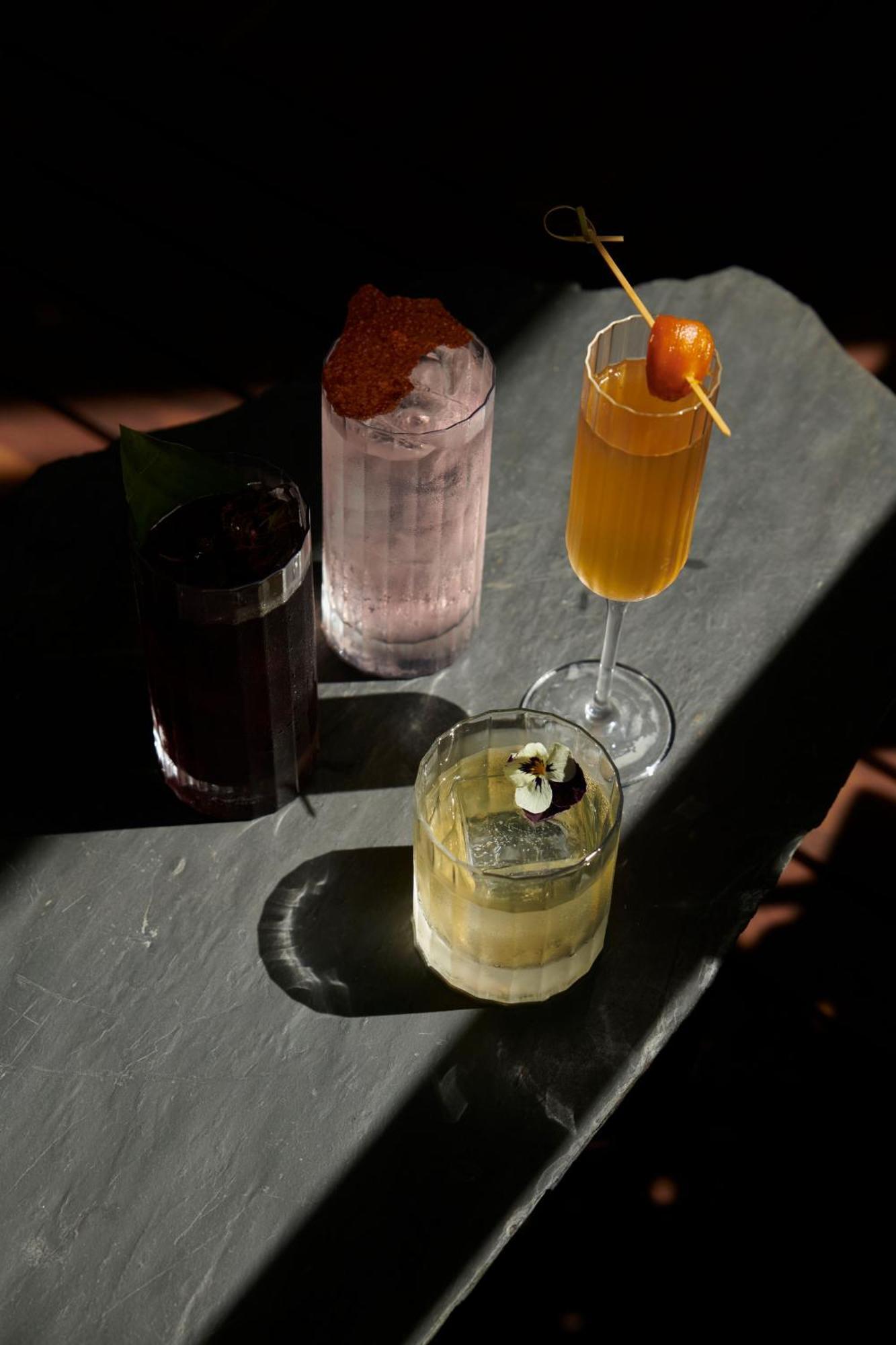 The Click Clack Hotel Medellín Eksteriør billede Cocktails at the bar